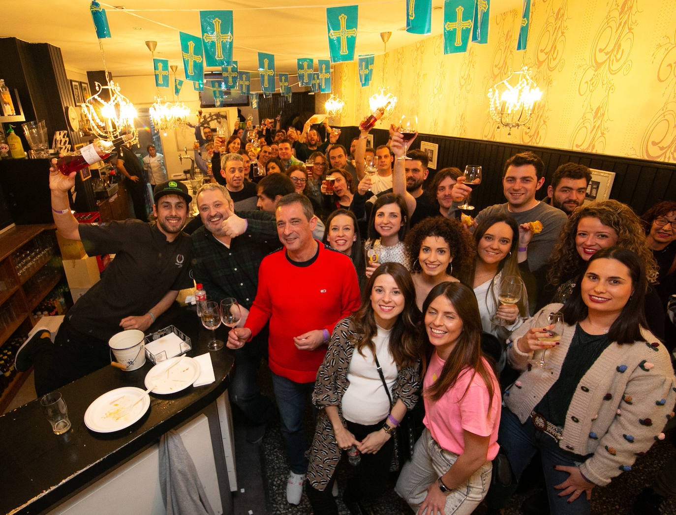 La Pola se llenó, desde el mediodía a la noche, de grupos de amigos para celebrar una fiesta que ya no es exclusiva de las mujeres