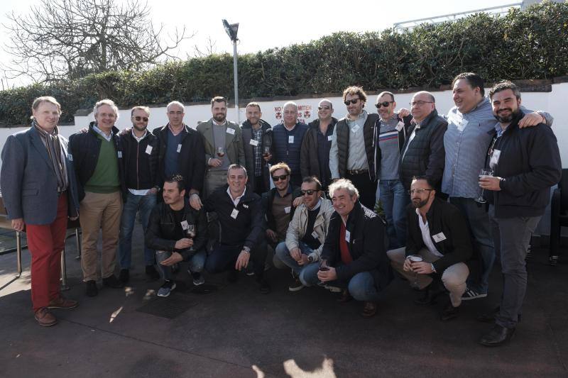 Decenas de personas se dieron cita este viernes en el I Encuentro de Sociedades gastronómicas de Gijón. Lo hicieron en torno a la mesa en El Faro del Piles. Peña El Arbeyu.