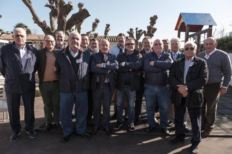 Decenas de personas se dieron cita este viernes en el I Encuentro de Sociedades gastronómicas de Gijón. Lo hicieron en torno a la mesa en El Faro del Piles. Peña La Andecha. 