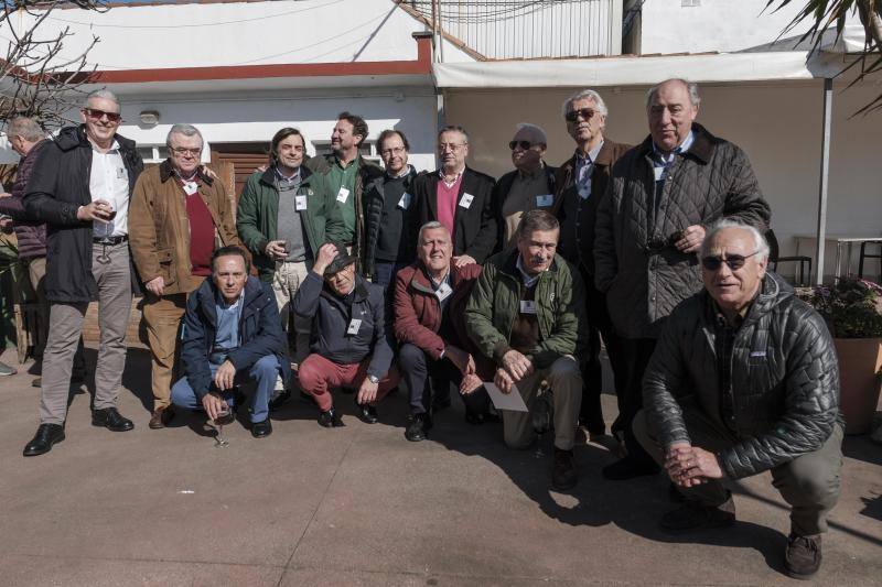 Decenas de personas se dieron cita este viernes en el I Encuentro de Sociedades gastronómicas de Gijón. Lo hicieron en torno a la mesa en El Faro del Piles. Peña Lagun Onak.