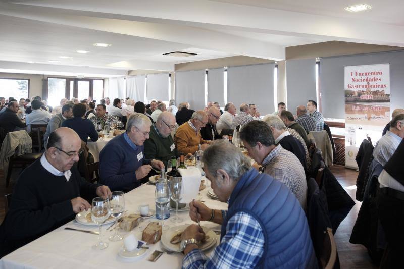 Decenas de personas se dieron cita este viernes en el I Encuentro de Sociedades gastronómicas de Gijón. Lo hicieron en torno a la mesa en El Faro del Piles. 