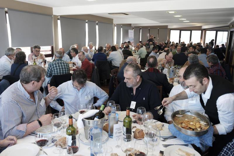 Decenas de personas se dieron cita este viernes en el I Encuentro de Sociedades gastronómicas de Gijón. Lo hicieron en torno a la mesa en El Faro del Piles. 