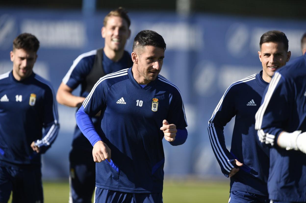 Saúl Berjón, en primer plano, durante el entrenamiento celebrado ayer en las instalaciones del Requexón.