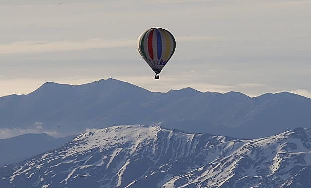 Uno de los diez globos que este miércoles participaron en la travesía, sobrevolando los Picos de Europa cubiertos de nieve. 