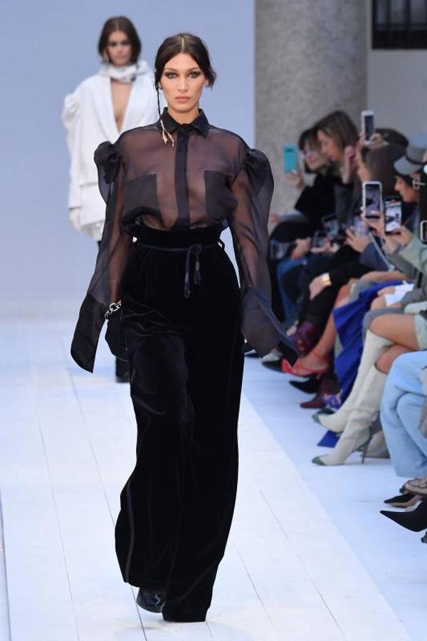 Max Mara acaba de presentar sus nuevas propuestas en la Milan Fashion Week de cara a la temporada otoño-invierno 2020-2021. Un desfile en el que han triunfado los colores grises, el blanco y el camel y en el que su director creativo, Ian Griffiths, ha preferido apostar por la simplicidad, las siluetas limpias y las líneas puras. ¿El resultado? Estilismos minimalistas y marcados por la sobriedad en los que las hombreras, las prendas oversize, los drapeados, los volantes y las estructuras armadas también han sido las tendencias estrella.