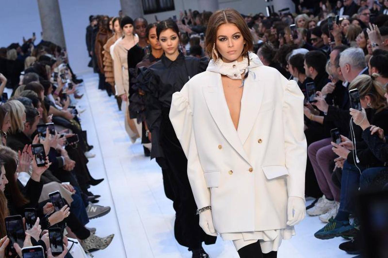 Max Mara acaba de presentar sus nuevas propuestas en la Milan Fashion Week de cara a la temporada otoño-invierno 2020-2021. Un desfile en el que han triunfado los colores grises, el blanco y el camel y en el que su director creativo, Ian Griffiths, ha preferido apostar por la simplicidad, las siluetas limpias y las líneas puras. ¿El resultado? Estilismos minimalistas y marcados por la sobriedad en los que las hombreras, las prendas oversize, los drapeados, los volantes y las estructuras armadas también han sido las tendencias estrella.