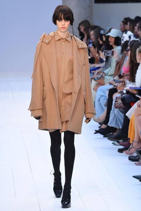Max Mara acaba de presentar sus nuevas propuestas en la Milan Fashion Week de cara a la temporada otoño-invierno 2020-2021. Un desfile en el que han triunfado los colores grises, el blanco y el camel y en el que su director creativo, Ian Griffiths, ha preferido apostar por la simplicidad, las siluetas limpias y las líneas puras. ¿El resultado? Estilismos minimalistas y marcados por la sobriedad en los que las hombreras, las prendas oversize, los drapeados, los volantes y las estructuras armadas también han sido las tendencias estrella.