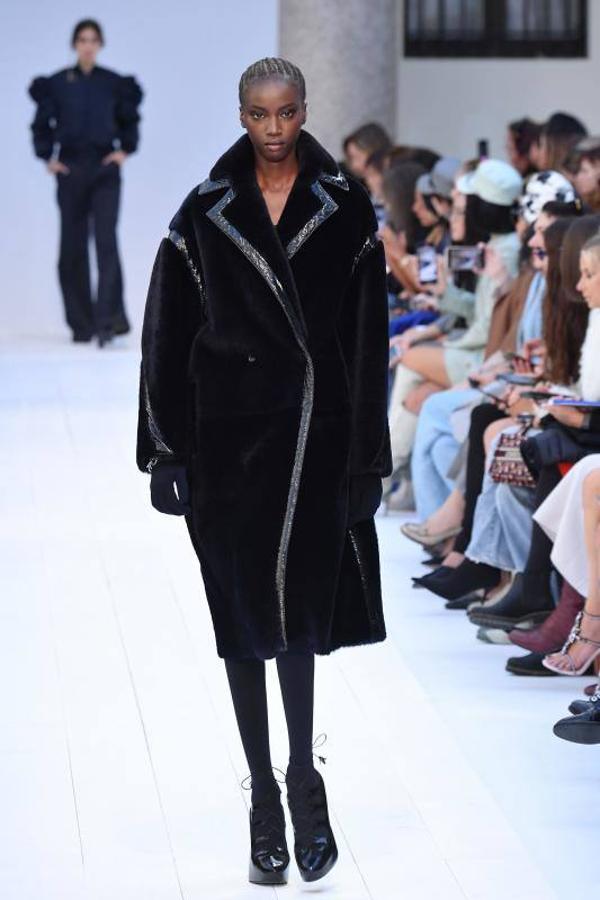 Max Mara acaba de presentar sus nuevas propuestas en la Milan Fashion Week de cara a la temporada otoño-invierno 2020-2021. Un desfile en el que han triunfado los colores grises, el blanco y el camel y en el que su director creativo, Ian Griffiths, ha preferido apostar por la simplicidad, las siluetas limpias y las líneas puras. ¿El resultado? Estilismos minimalistas y marcados por la sobriedad en los que las hombreras, las prendas oversize, los drapeados, los volantes y las estructuras armadas también han sido las tendencias estrella.