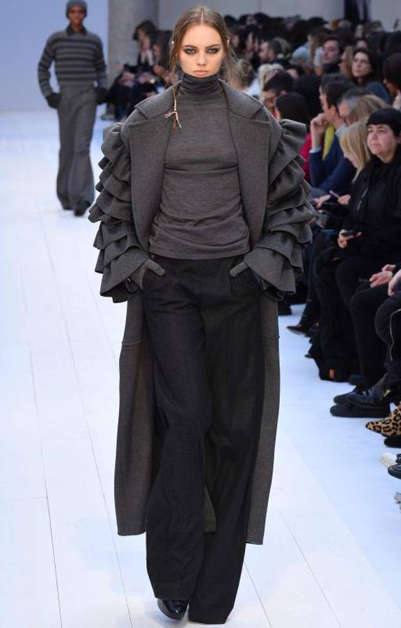 Max Mara acaba de presentar sus nuevas propuestas en la Milan Fashion Week de cara a la temporada otoño-invierno 2020-2021. Un desfile en el que han triunfado los colores grises, el blanco y el camel y en el que su director creativo, Ian Griffiths, ha preferido apostar por la simplicidad, las siluetas limpias y las líneas puras. ¿El resultado? Estilismos minimalistas y marcados por la sobriedad en los que las hombreras, las prendas oversize, los drapeados, los volantes y las estructuras armadas también han sido las tendencias estrella.