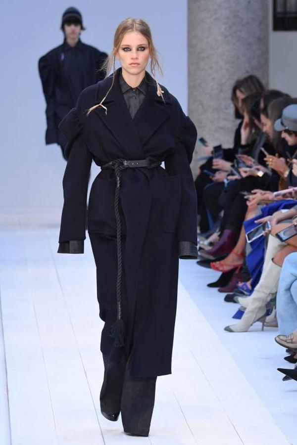 Max Mara acaba de presentar sus nuevas propuestas en la Milan Fashion Week de cara a la temporada otoño-invierno 2020-2021. Un desfile en el que han triunfado los colores grises, el blanco y el camel y en el que su director creativo, Ian Griffiths, ha preferido apostar por la simplicidad, las siluetas limpias y las líneas puras. ¿El resultado? Estilismos minimalistas y marcados por la sobriedad en los que las hombreras, las prendas oversize, los drapeados, los volantes y las estructuras armadas también han sido las tendencias estrella.