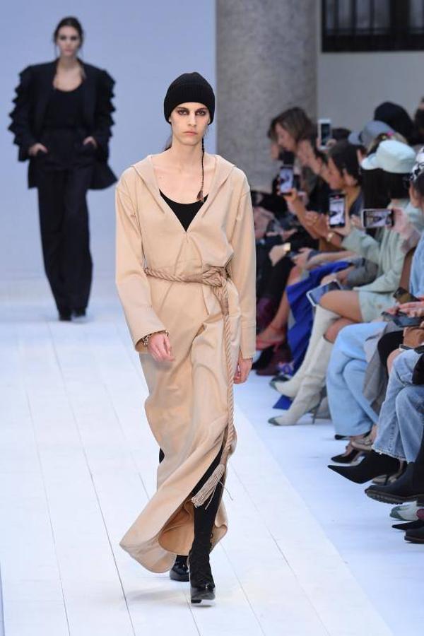 Max Mara acaba de presentar sus nuevas propuestas en la Milan Fashion Week de cara a la temporada otoño-invierno 2020-2021. Un desfile en el que han triunfado los colores grises, el blanco y el camel y en el que su director creativo, Ian Griffiths, ha preferido apostar por la simplicidad, las siluetas limpias y las líneas puras. ¿El resultado? Estilismos minimalistas y marcados por la sobriedad en los que las hombreras, las prendas oversize, los drapeados, los volantes y las estructuras armadas también han sido las tendencias estrella.