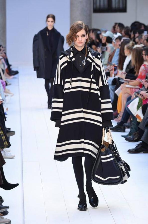 Max Mara acaba de presentar sus nuevas propuestas en la Milan Fashion Week de cara a la temporada otoño-invierno 2020-2021. Un desfile en el que han triunfado los colores grises, el blanco y el camel y en el que su director creativo, Ian Griffiths, ha preferido apostar por la simplicidad, las siluetas limpias y las líneas puras. ¿El resultado? Estilismos minimalistas y marcados por la sobriedad en los que las hombreras, las prendas oversize, los drapeados, los volantes y las estructuras armadas también han sido las tendencias estrella.