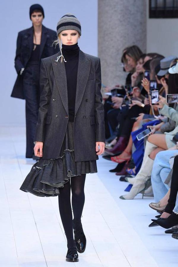 Max Mara acaba de presentar sus nuevas propuestas en la Milan Fashion Week de cara a la temporada otoño-invierno 2020-2021. Un desfile en el que han triunfado los colores grises, el blanco y el camel y en el que su director creativo, Ian Griffiths, ha preferido apostar por la simplicidad, las siluetas limpias y las líneas puras. ¿El resultado? Estilismos minimalistas y marcados por la sobriedad en los que las hombreras, las prendas oversize, los drapeados, los volantes y las estructuras armadas también han sido las tendencias estrella.
