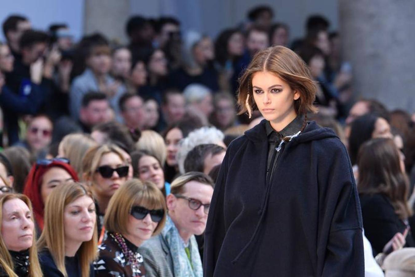 Max Mara acaba de presentar sus nuevas propuestas en la Milan Fashion Week de cara a la temporada otoño-invierno 2020-2021. Un desfile en el que han triunfado los colores grises, el blanco y el camel y en el que su director creativo, Ian Griffiths, ha preferido apostar por la simplicidad, las siluetas limpias y las líneas puras. ¿El resultado? Estilismos minimalistas y marcados por la sobriedad en los que las hombreras, las prendas oversize, los drapeados, los volantes y las estructuras armadas también han sido las tendencias estrella.