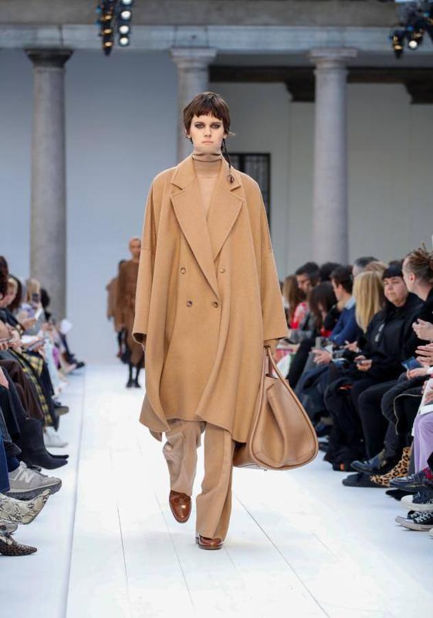 Max Mara acaba de presentar sus nuevas propuestas en la Milan Fashion Week de cara a la temporada otoño-invierno 2020-2021. Un desfile en el que han triunfado los colores grises, el blanco y el camel y en el que su director creativo, Ian Griffiths, ha preferido apostar por la simplicidad, las siluetas limpias y las líneas puras. ¿El resultado? Estilismos minimalistas y marcados por la sobriedad en los que las hombreras, las prendas oversize, los drapeados, los volantes y las estructuras armadas también han sido las tendencias estrella.