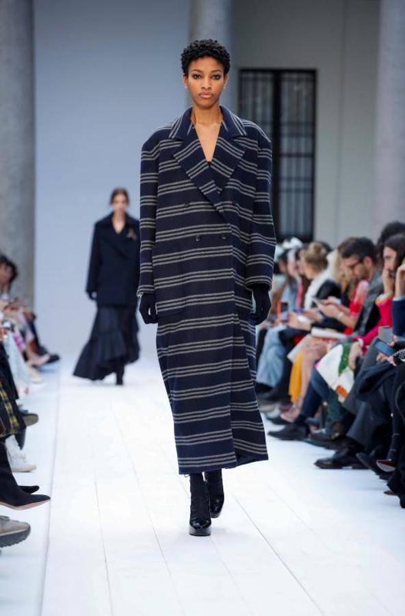 Max Mara acaba de presentar sus nuevas propuestas en la Milan Fashion Week de cara a la temporada otoño-invierno 2020-2021. Un desfile en el que han triunfado los colores grises, el blanco y el camel y en el que su director creativo, Ian Griffiths, ha preferido apostar por la simplicidad, las siluetas limpias y las líneas puras. ¿El resultado? Estilismos minimalistas y marcados por la sobriedad en los que las hombreras, las prendas oversize, los drapeados, los volantes y las estructuras armadas también han sido las tendencias estrella.