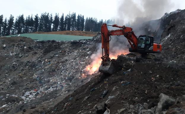 Imagen principal - Se reaviva el fuego en el vertedero de Zaldibar