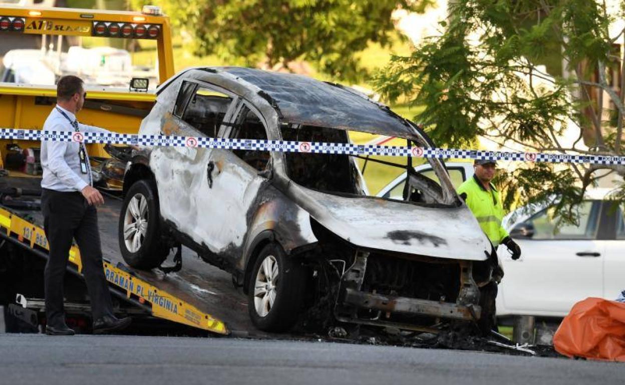 Un instante de la retirada del vehículo incendiado. 