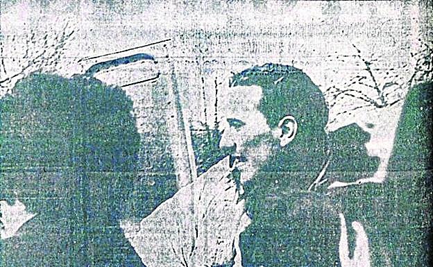 Gervasio Lastra, subiendo al helicóptero tras el rescate.