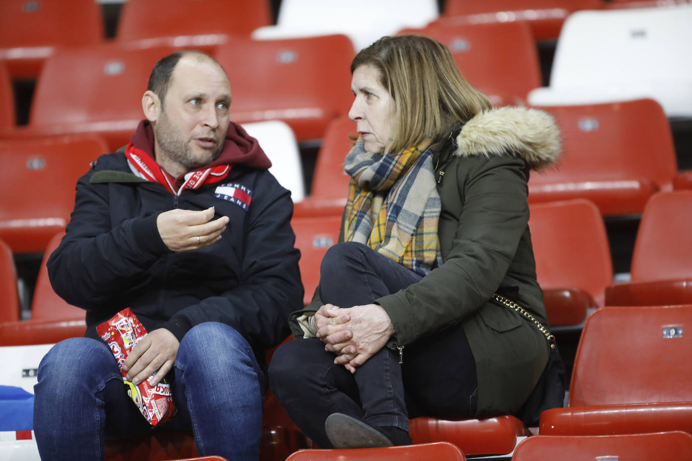 Fotos: ¿Estuviste en el Sporting - Cádiz? ¡Búscate!