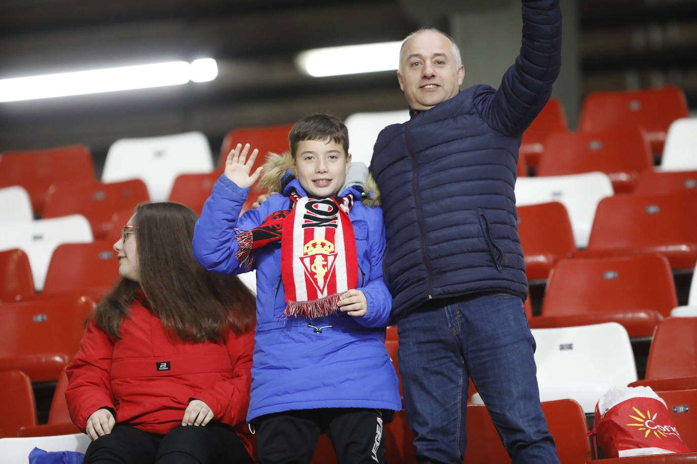 Fotos: ¿Estuviste en el Sporting - Cádiz? ¡Búscate!