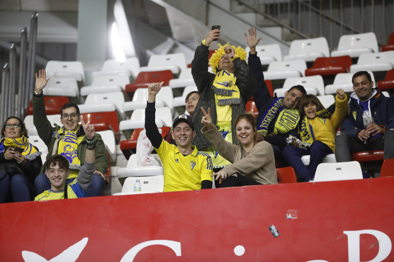 Fotos: ¿Estuviste en el Sporting - Cádiz? ¡Búscate!