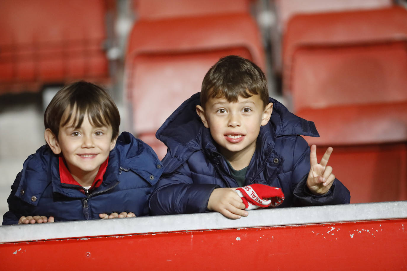 Fotos: ¿Estuviste en el Sporting - Cádiz? ¡Búscate!