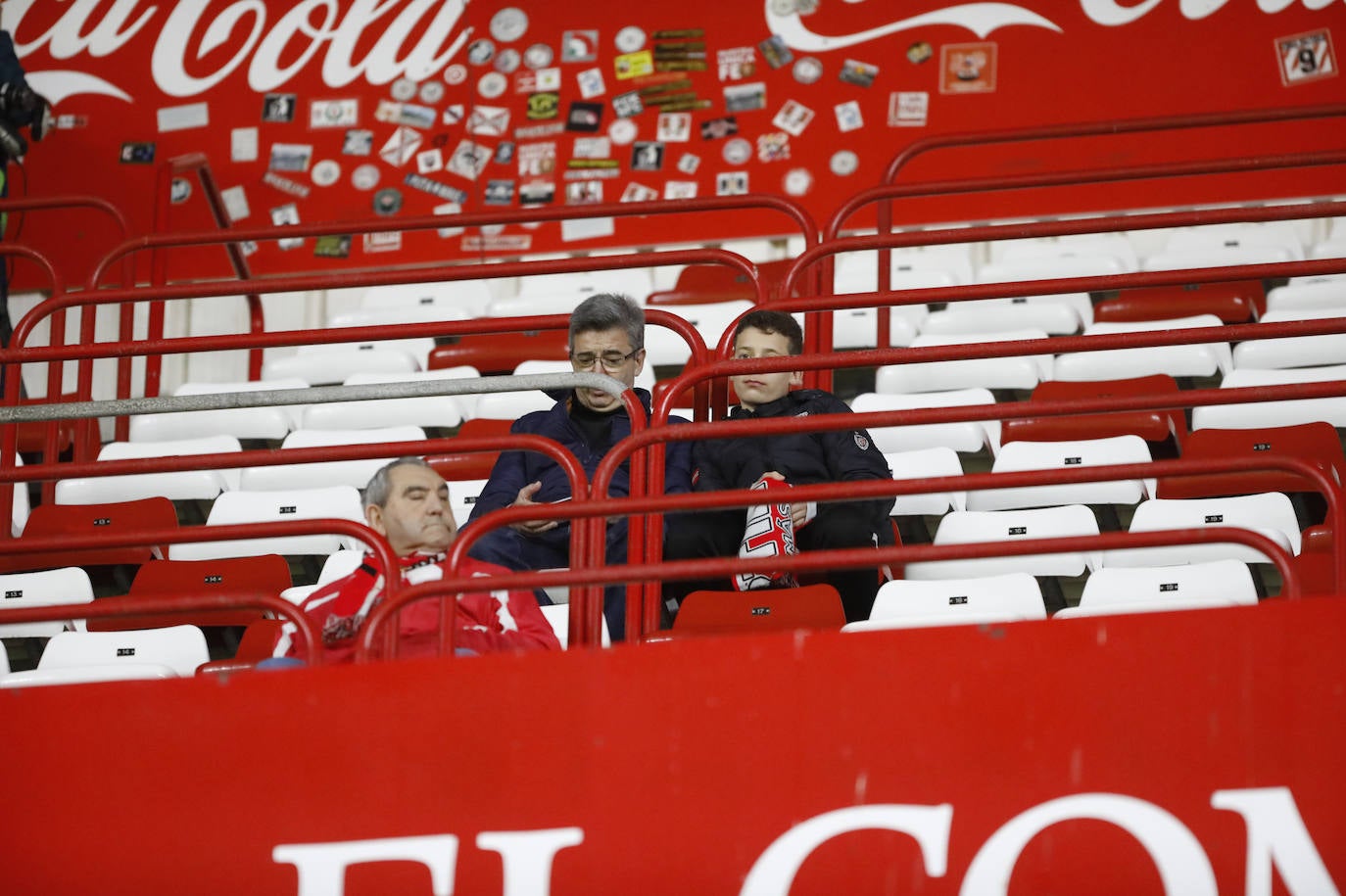 Fotos: ¿Estuviste en el Sporting - Cádiz? ¡Búscate!