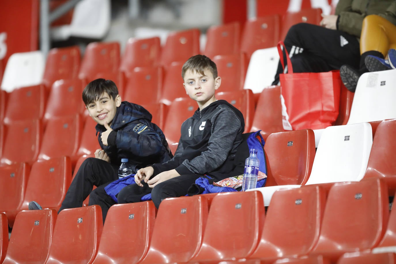 Fotos: ¿Estuviste en el Sporting - Cádiz? ¡Búscate!