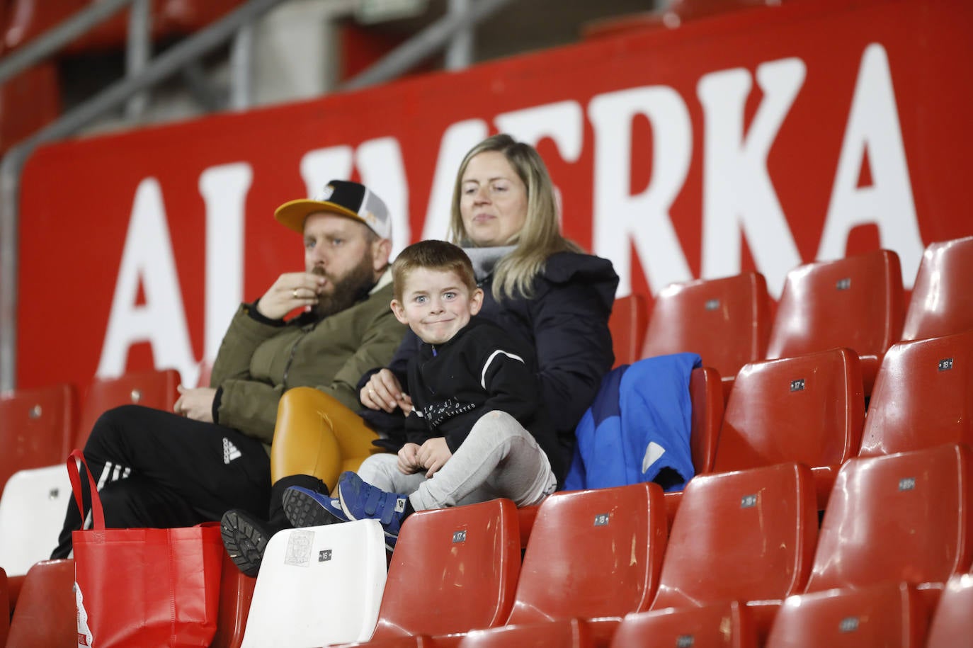 Fotos: ¿Estuviste en el Sporting - Cádiz? ¡Búscate!