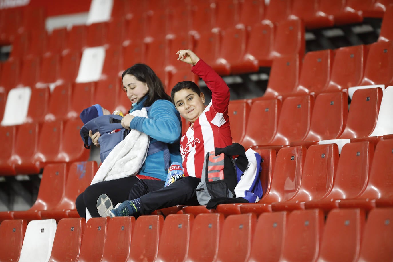 Fotos: ¿Estuviste en el Sporting - Cádiz? ¡Búscate!