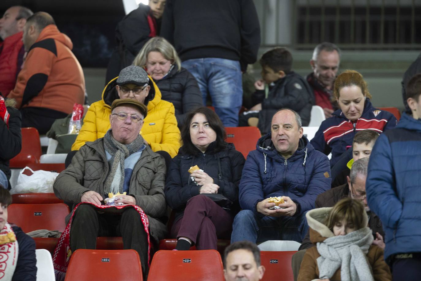 Fotos: ¿Estuviste en el Sporting - Cádiz? ¡Búscate!