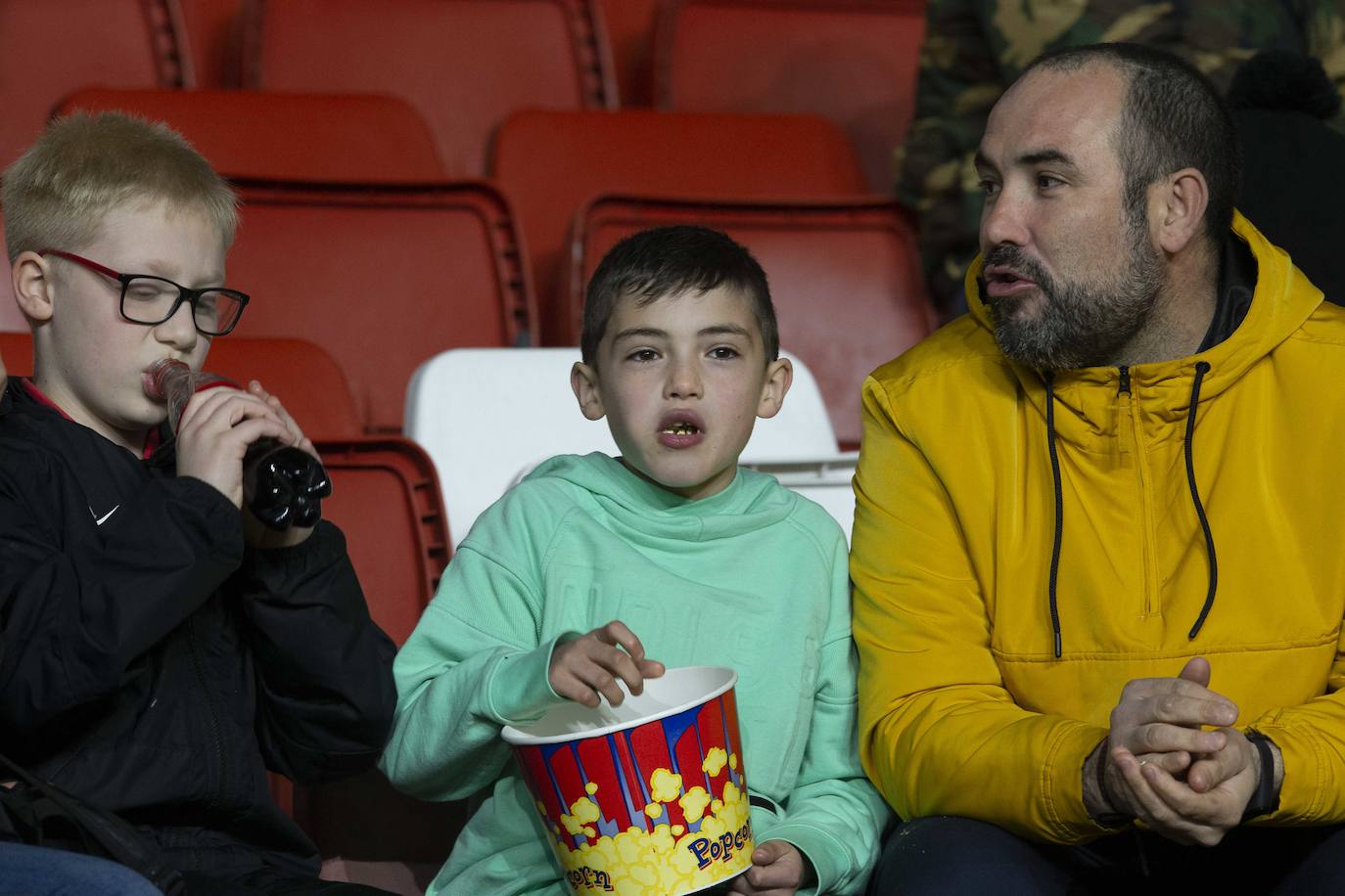 Fotos: ¿Estuviste en el Sporting - Cádiz? ¡Búscate!