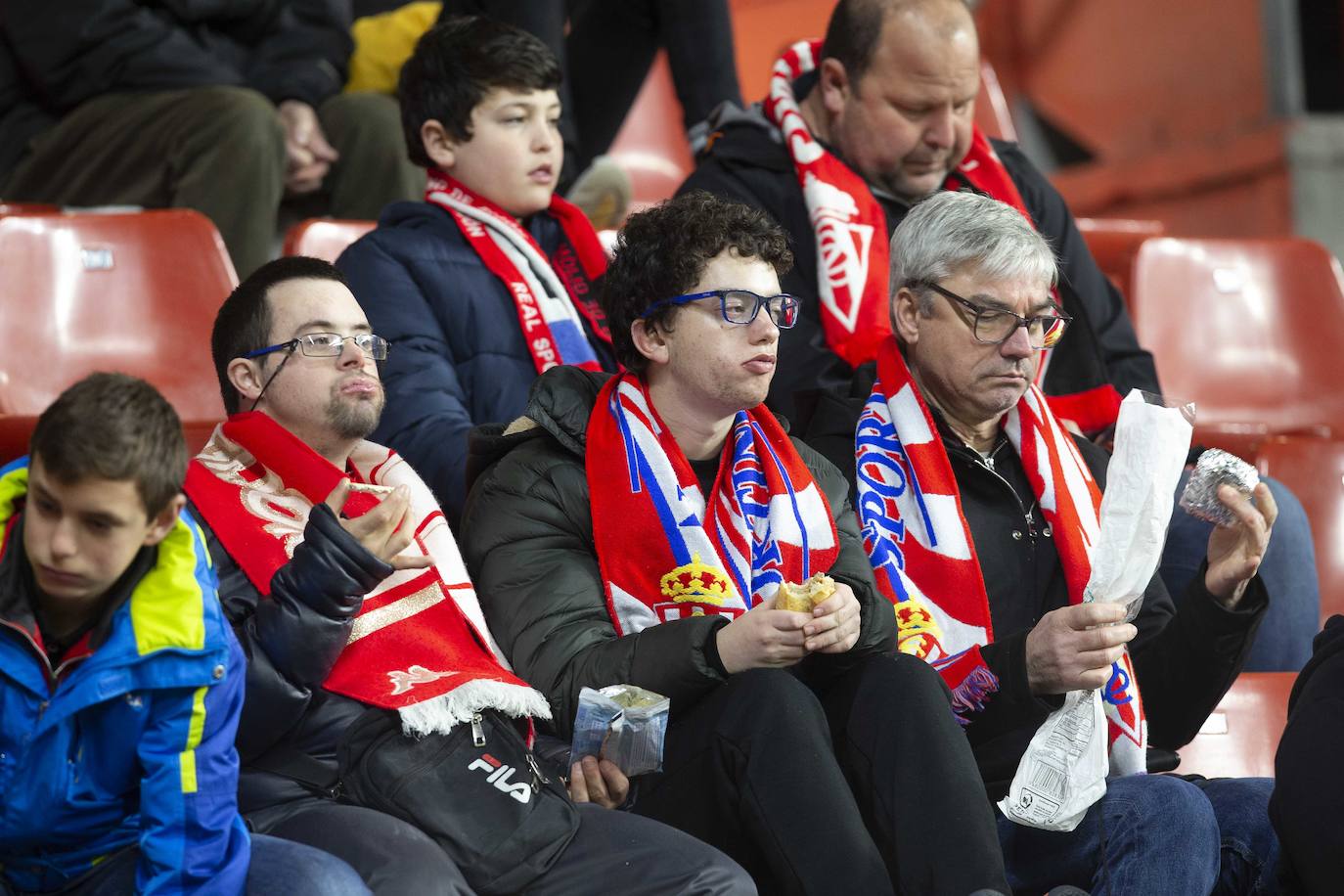 Fotos: ¿Estuviste en el Sporting - Cádiz? ¡Búscate!