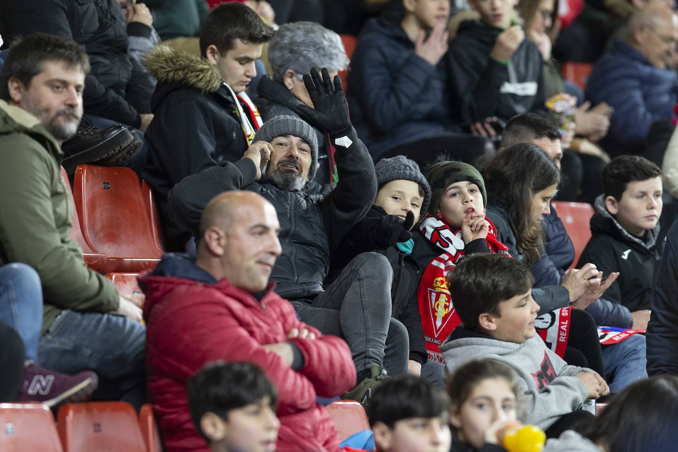 Fotos: ¿Estuviste en el Sporting - Cádiz? ¡Búscate!