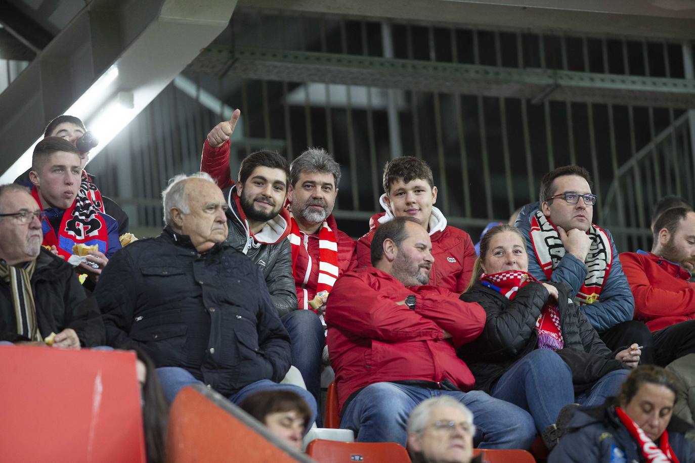 Fotos: ¿Estuviste en el Sporting - Cádiz? ¡Búscate!