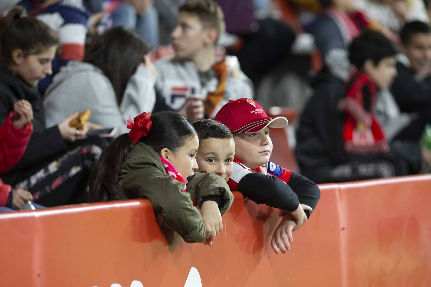 Fotos: ¿Estuviste en el Sporting - Cádiz? ¡Búscate!