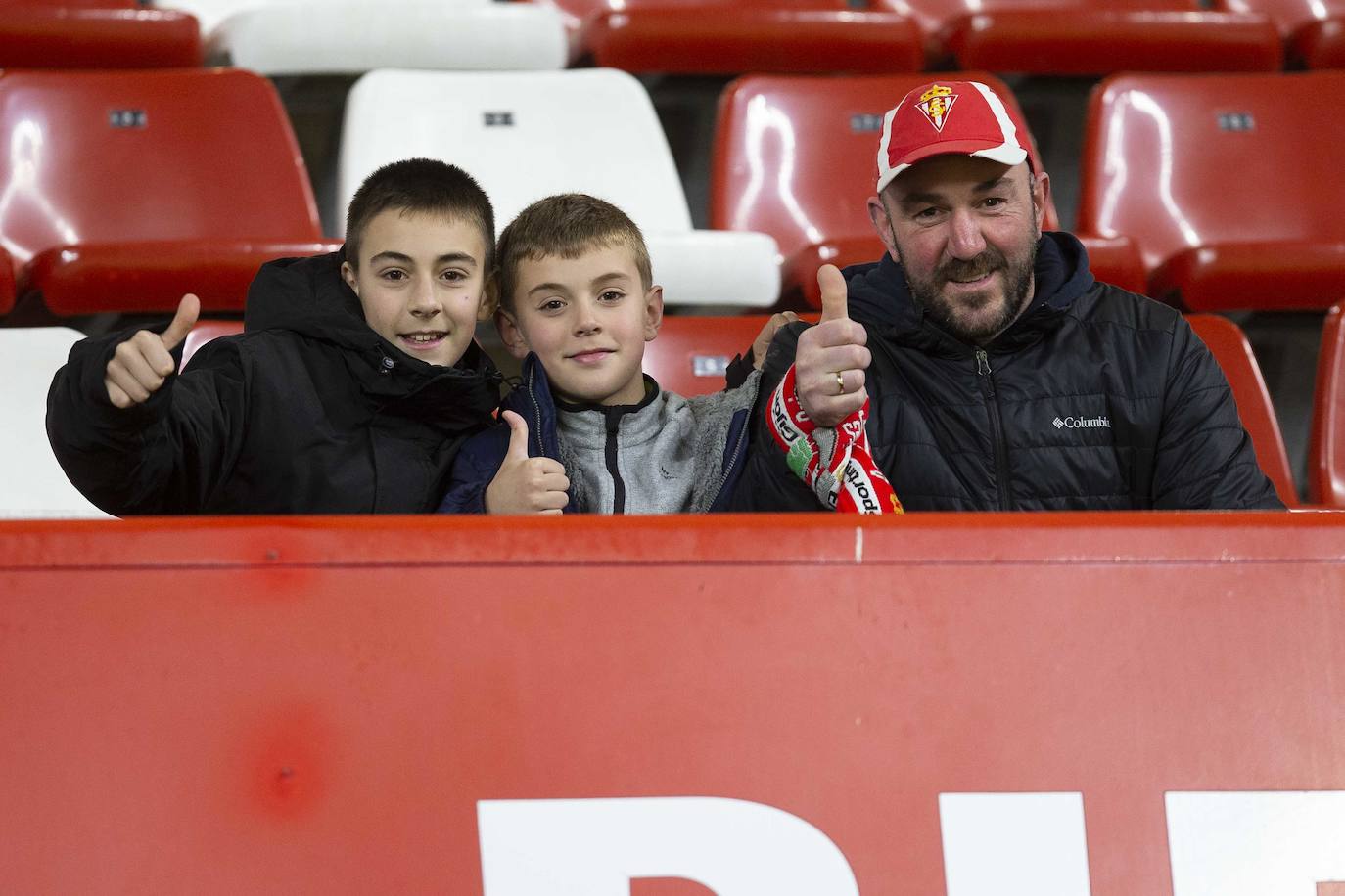 Fotos: ¿Estuviste en el Sporting - Cádiz? ¡Búscate!