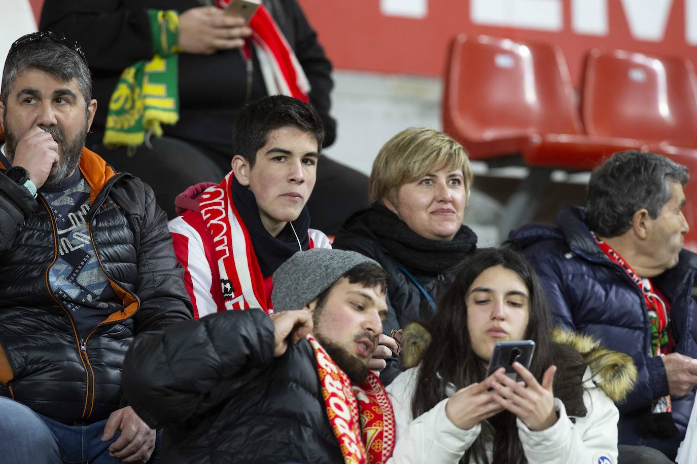 Fotos: ¿Estuviste en el Sporting - Cádiz? ¡Búscate!