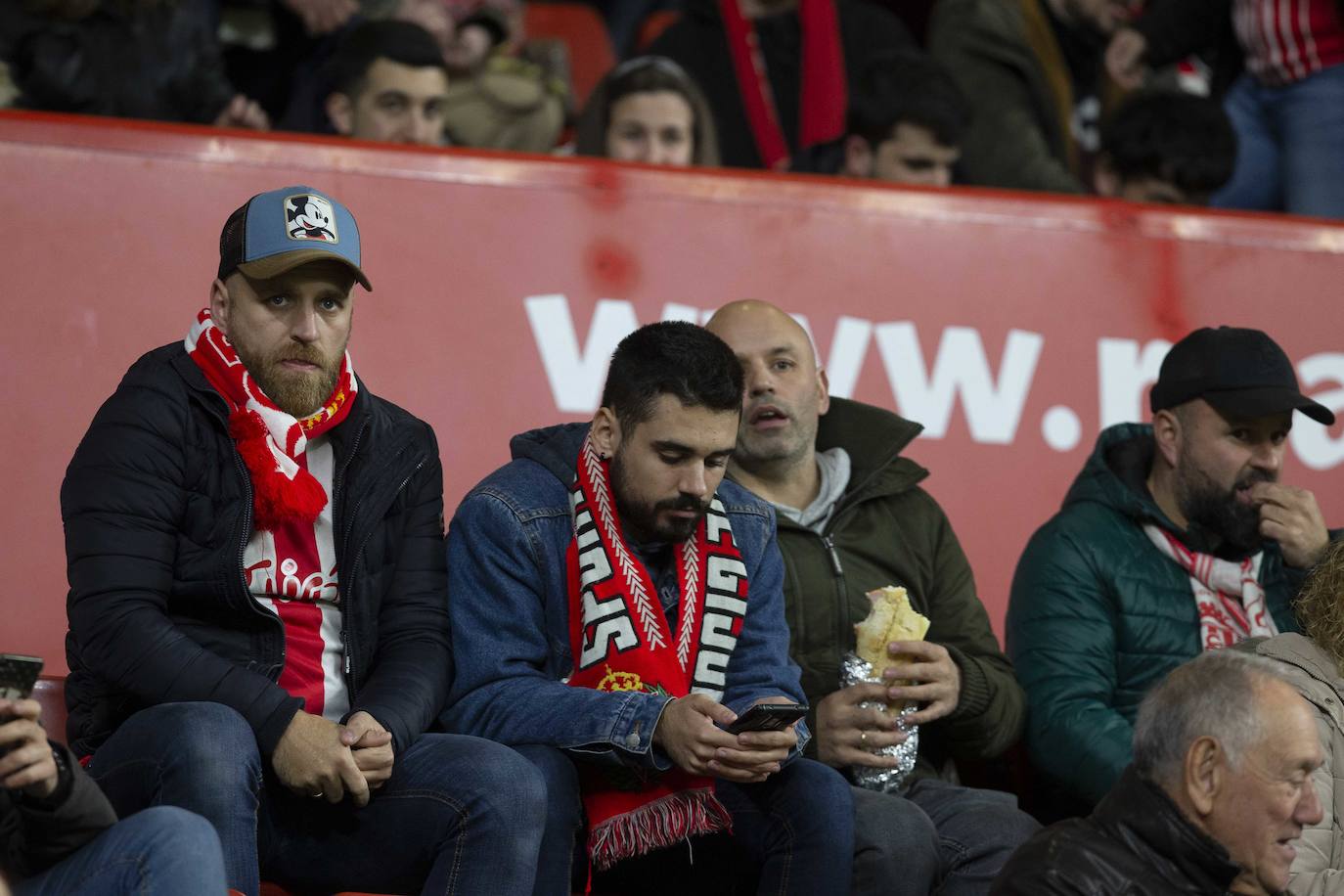 Fotos: ¿Estuviste en el Sporting - Cádiz? ¡Búscate!