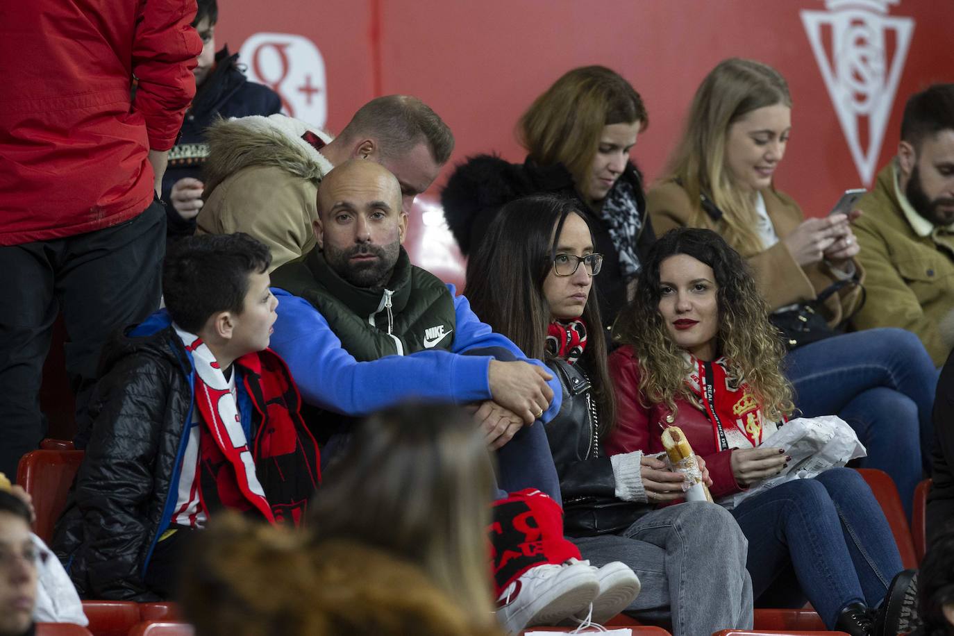 Fotos: ¿Estuviste en el Sporting - Cádiz? ¡Búscate!