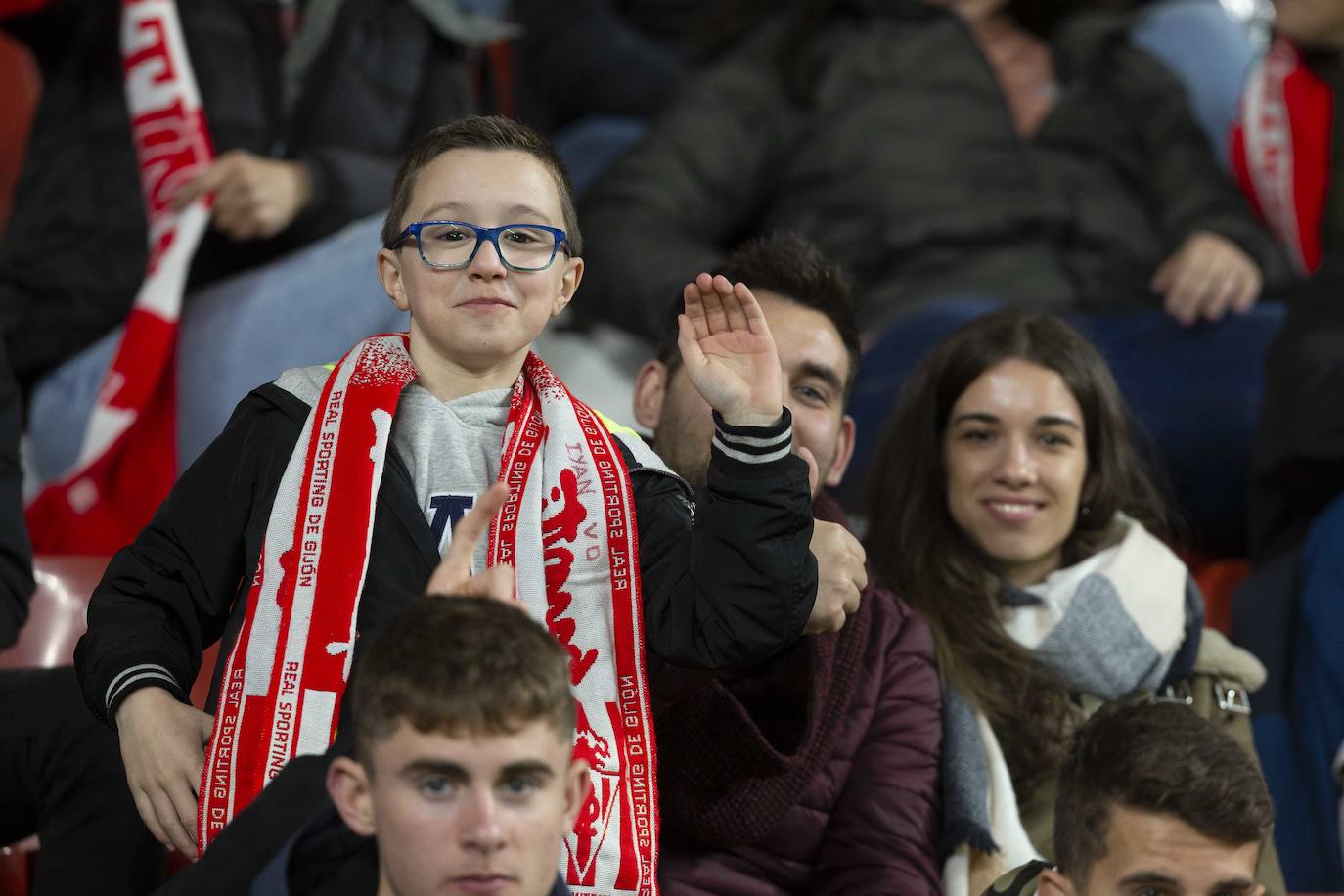 Fotos: ¿Estuviste en el Sporting - Cádiz? ¡Búscate!