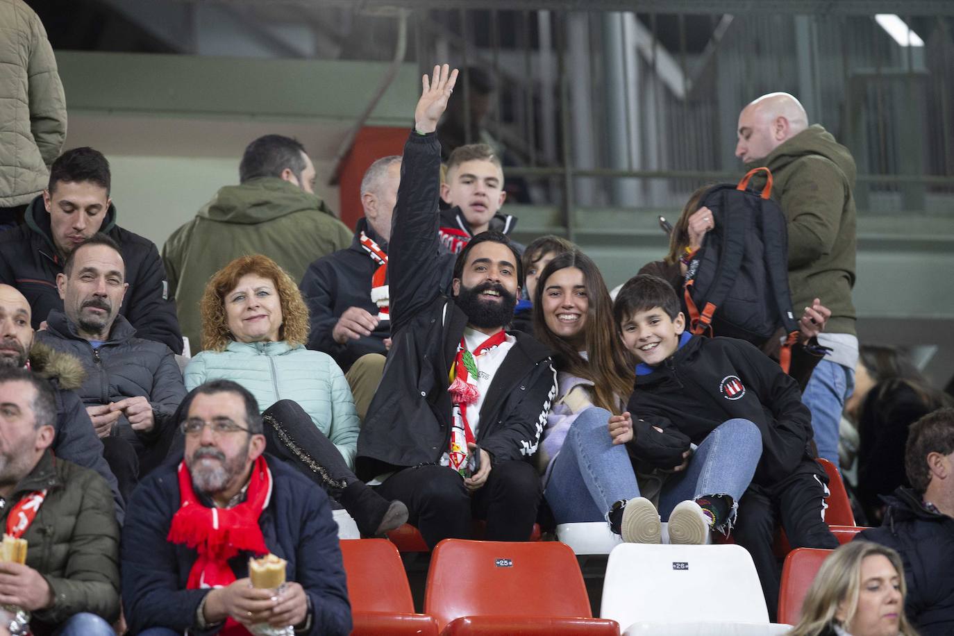 Fotos: ¿Estuviste en el Sporting - Cádiz? ¡Búscate!