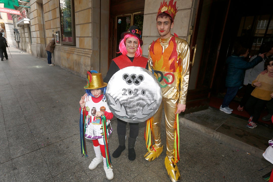 Las familias protagonistas en las calles y en el Jovellanos, donde los más pequeños fueron los reyes en el desfile infantil del carnaval gijonés.