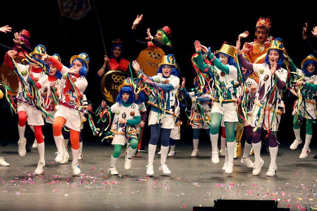 Las familias protagonistas en las calles y en el Jovellanos, donde los más pequeños fueron los reyes en el desfile infantil del carnaval gijonés.