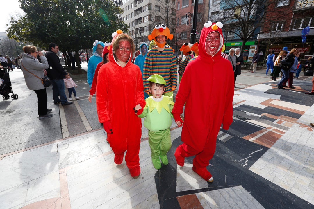 Las familias protagonistas en las calles y en el Jovellanos, donde los más pequeños fueron los reyes en el desfile infantil del carnaval gijonés.