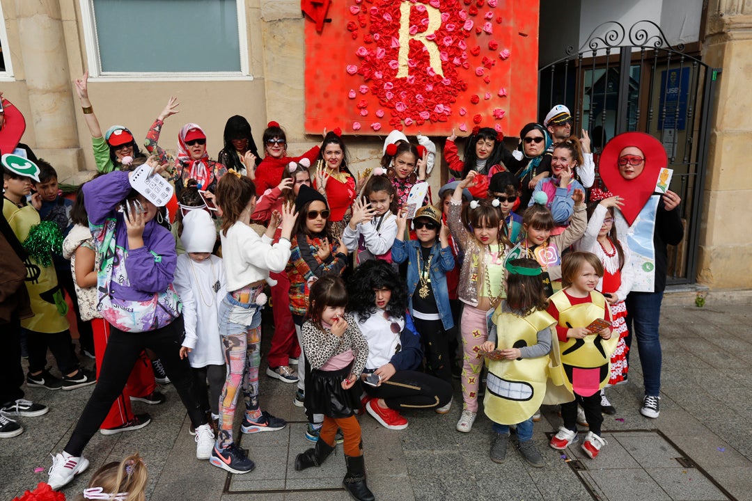 Las familias protagonistas en las calles y en el Jovellanos, donde los más pequeños fueron los reyes en el desfile infantil del carnaval gijonés.