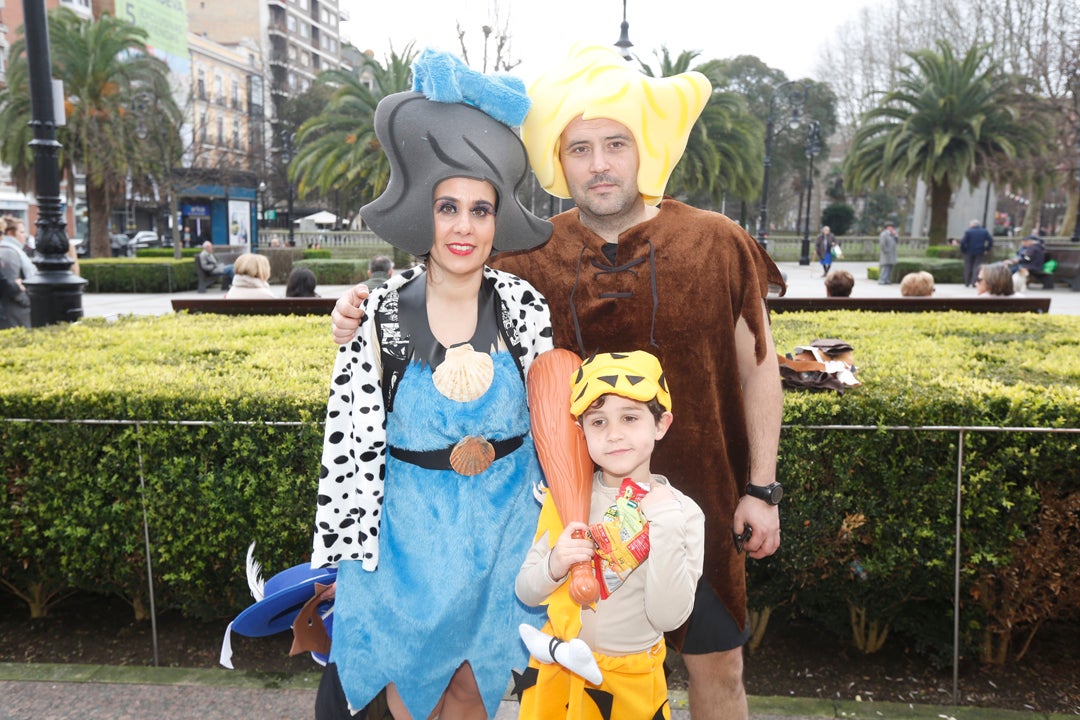 Las familias protagonistas en las calles y en el Jovellanos, donde los más pequeños fueron los reyes en el desfile infantil del carnaval gijonés.