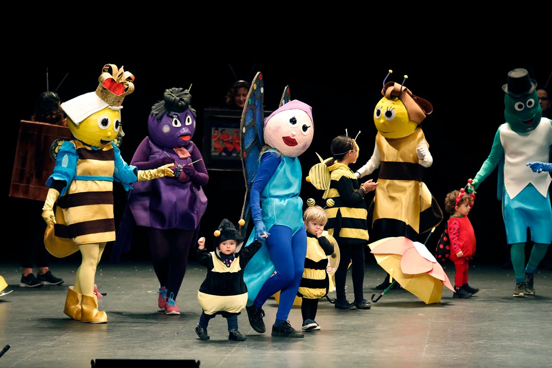 Las familias protagonistas en las calles y en el Jovellanos, donde los más pequeños fueron los reyes en el desfile infantil del carnaval gijonés.