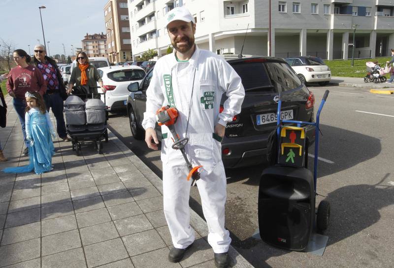 El barrio gijonés inicia el carnaval con una denuncia por la falta de servicios.